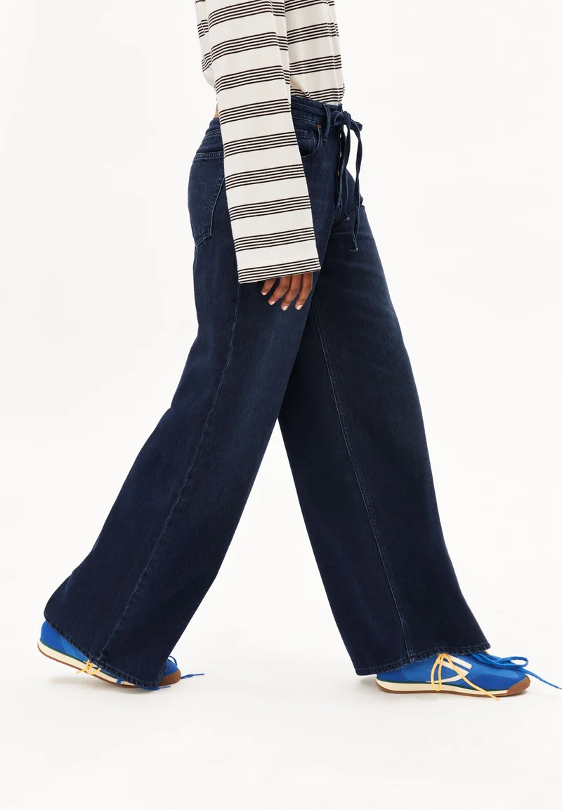 ASTRAEAAS MID WAIST WIDE JEANS | fluid ink