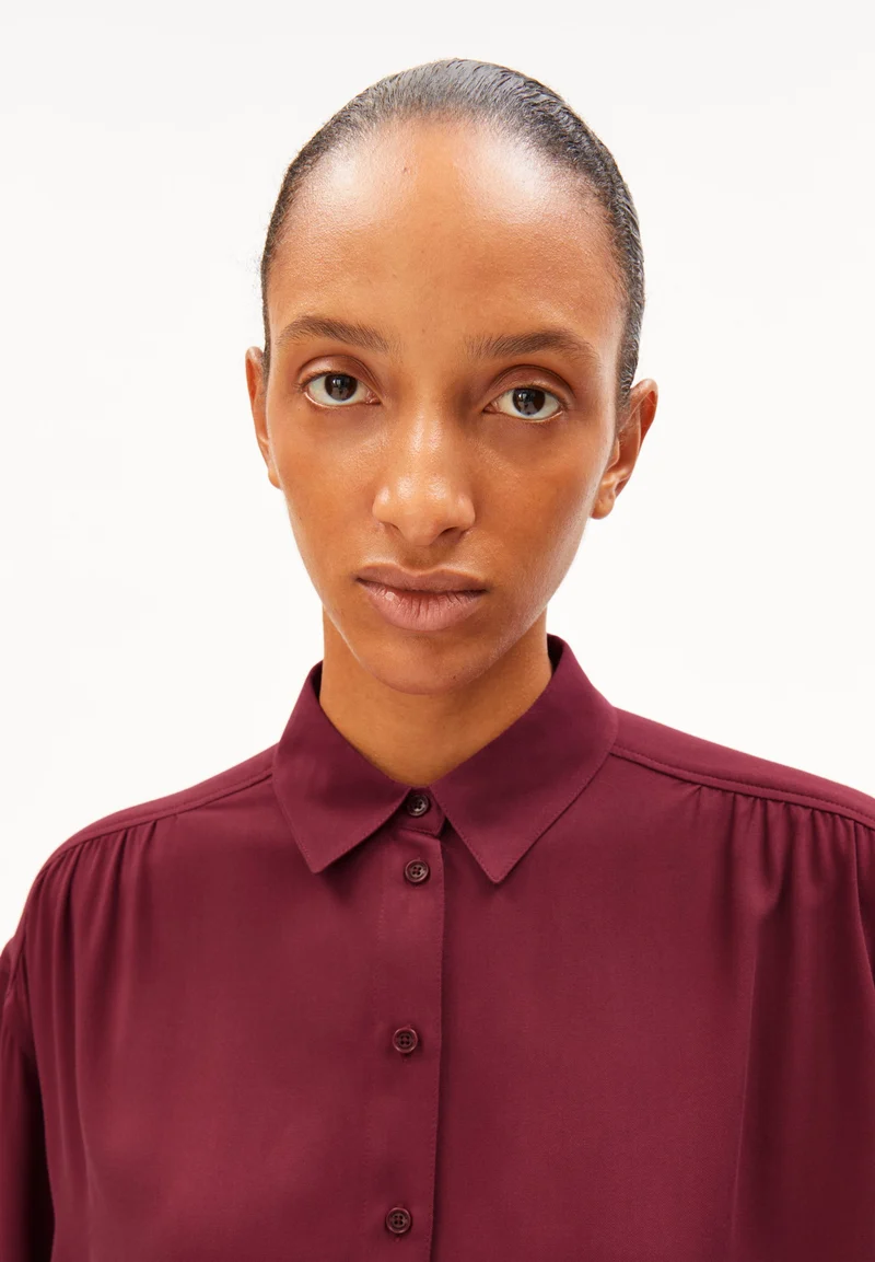 EFINARAA ECOVERO BLUSE | velvet red