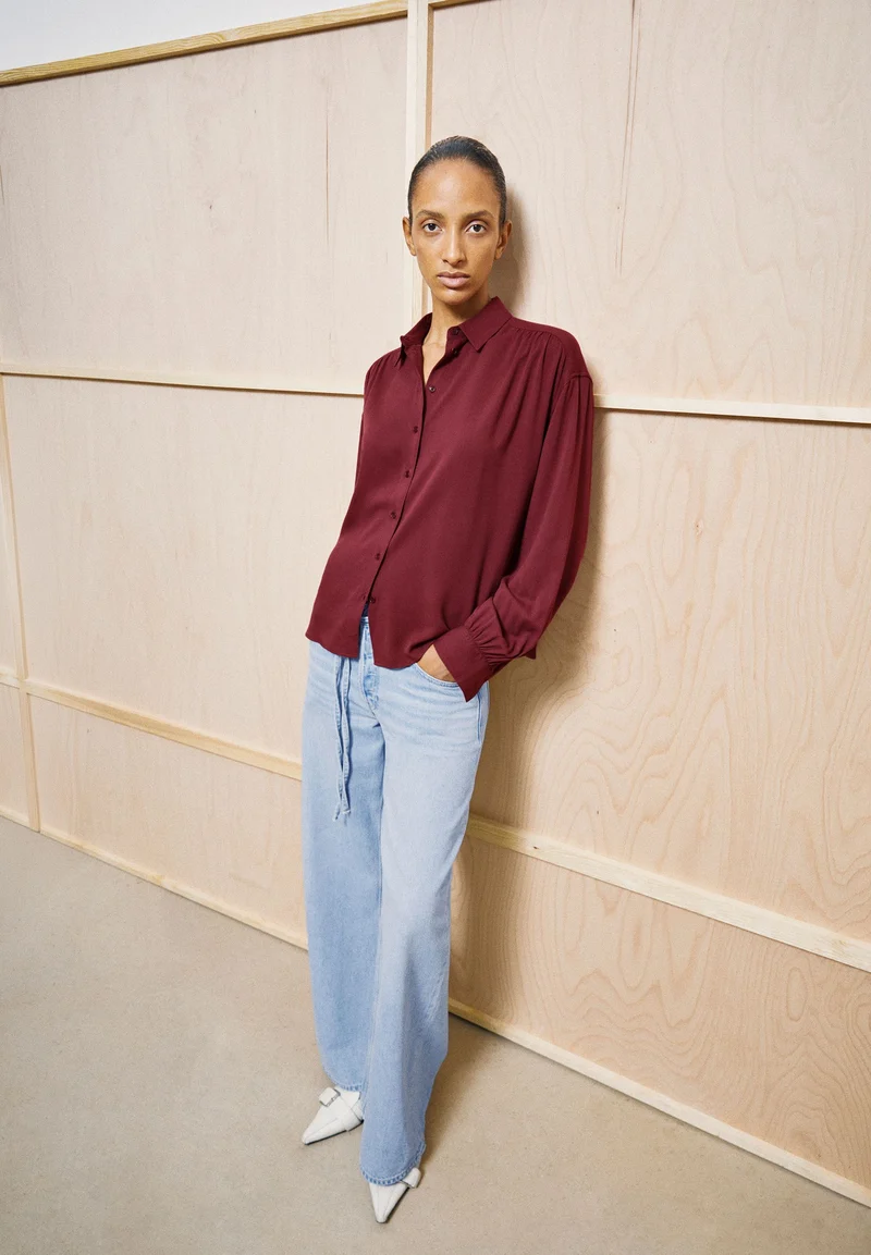 EFINARAA ECOVERO BLUSE | velvet red