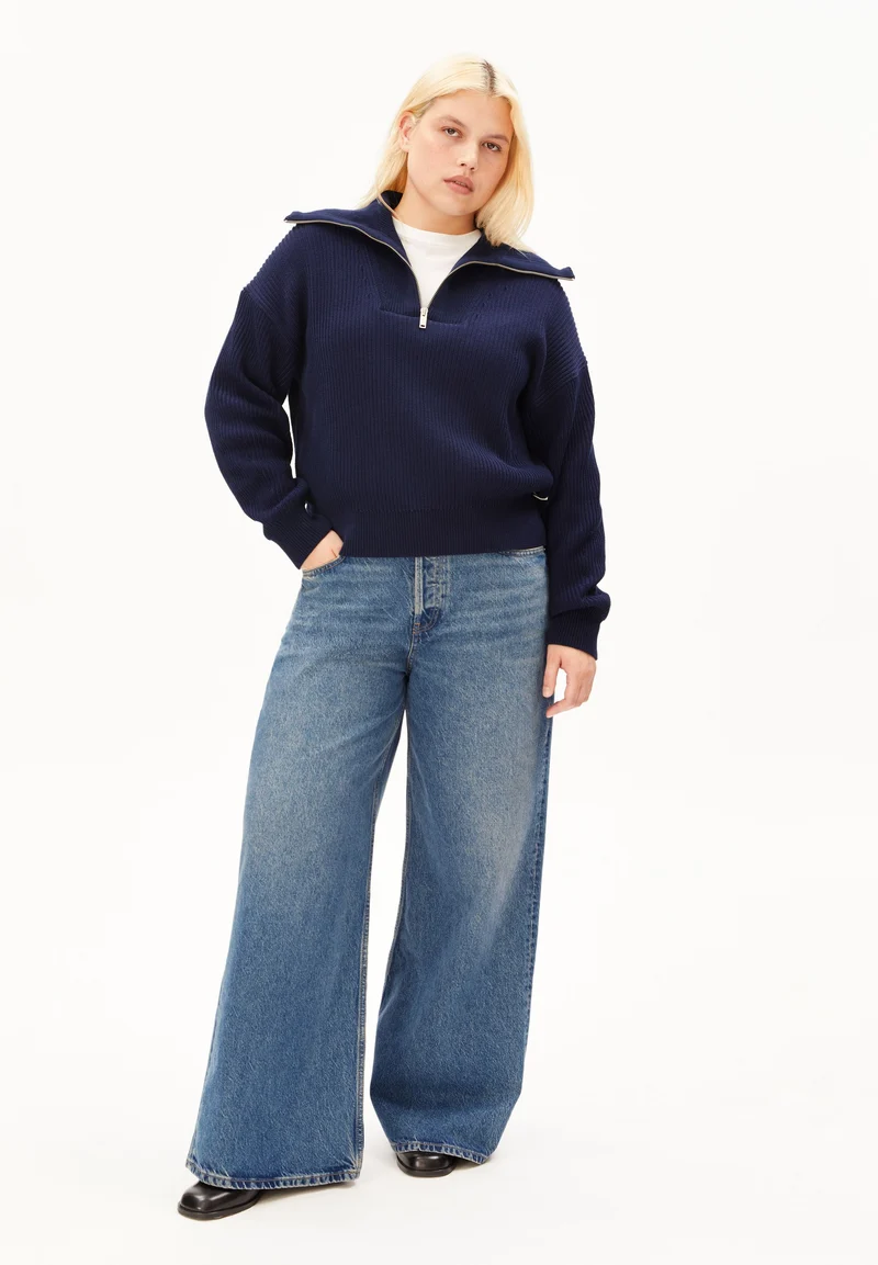 VANISÉ RIPPSTRICK-TROYER | tinted navy-light tinted navy