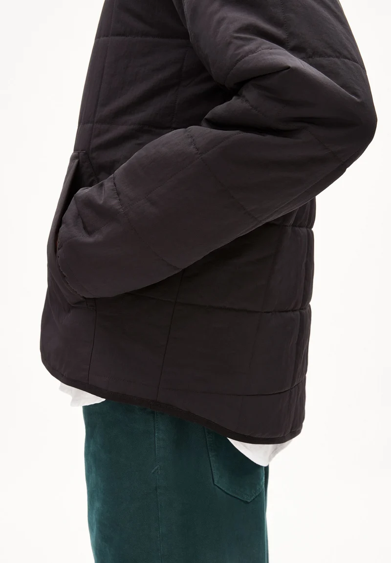 SAANDON | black