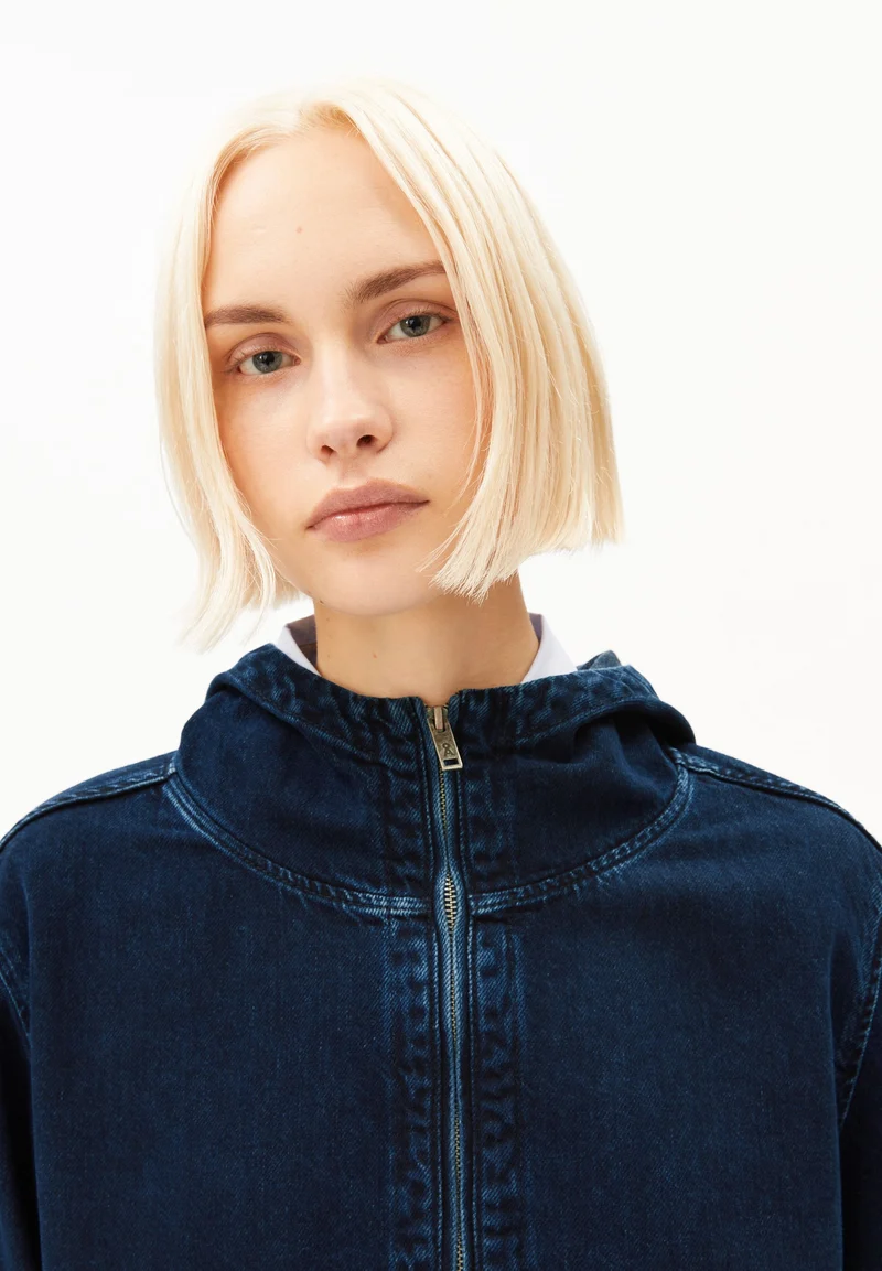 JEANSJACKE MIT KAPUZE | fluid ink