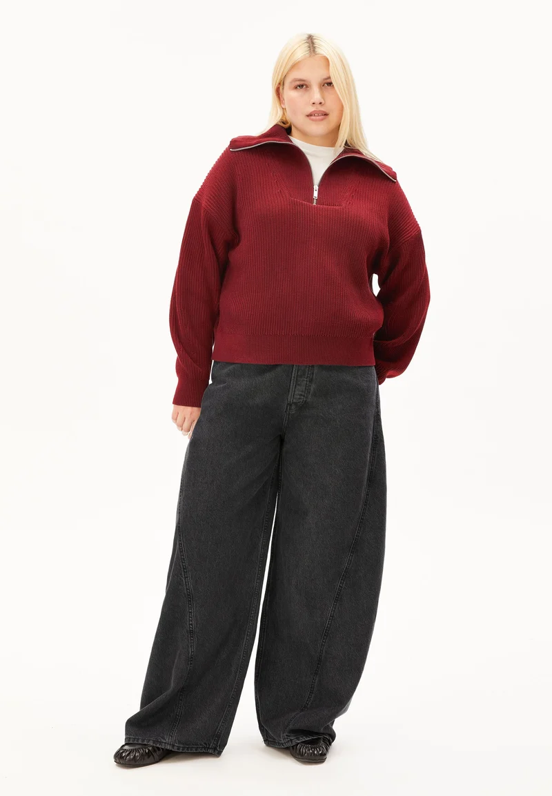 VANISÉ RIPPSTRICK-TROYER | velvet red-light velvet red