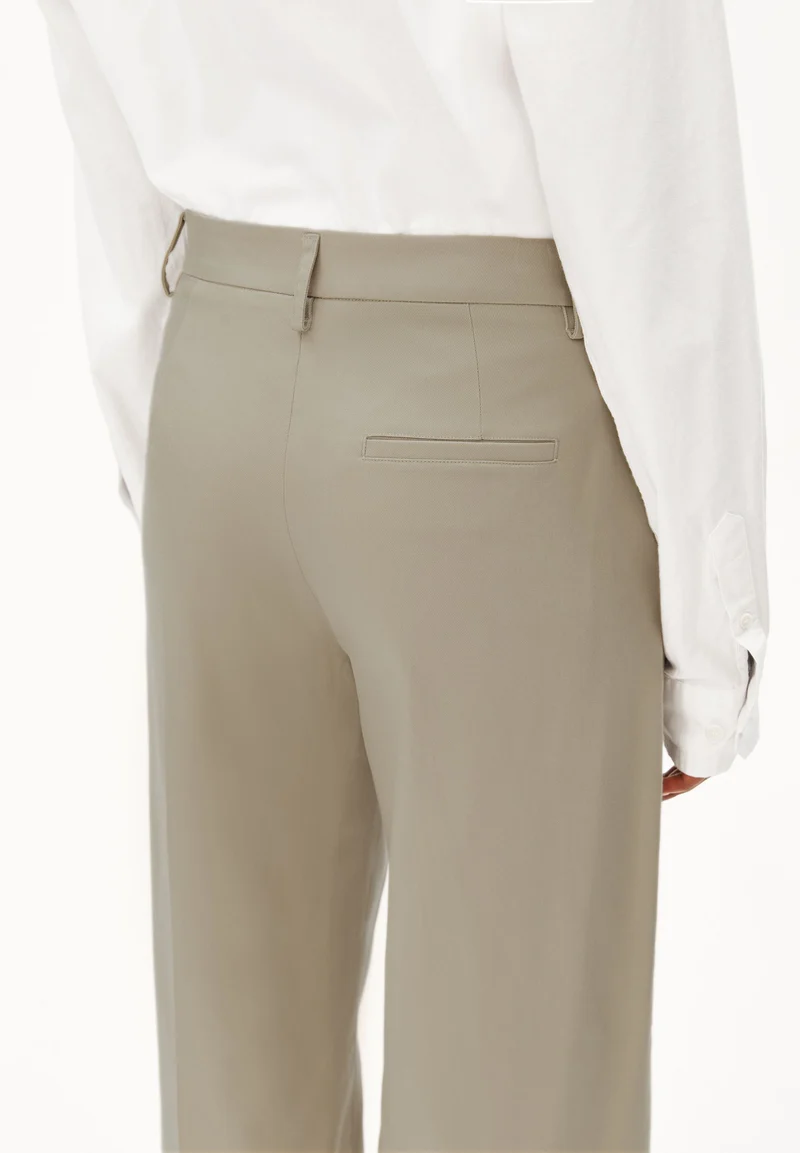 LEANDRAA HOSE | light sage