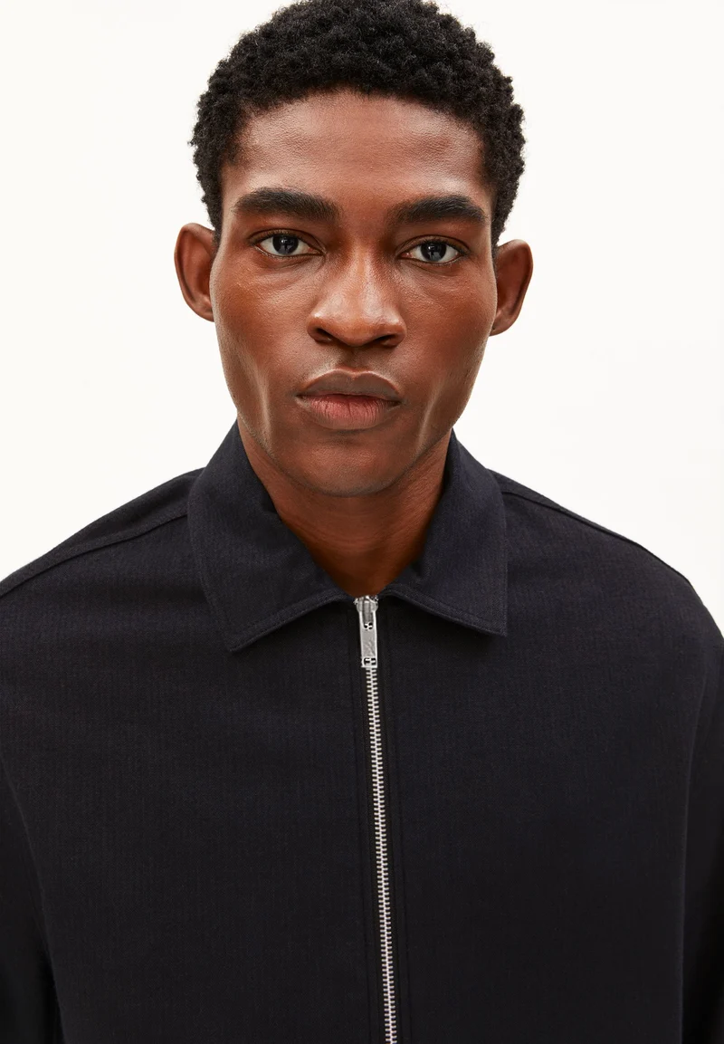 STRUKTURIERTE JACKE | black