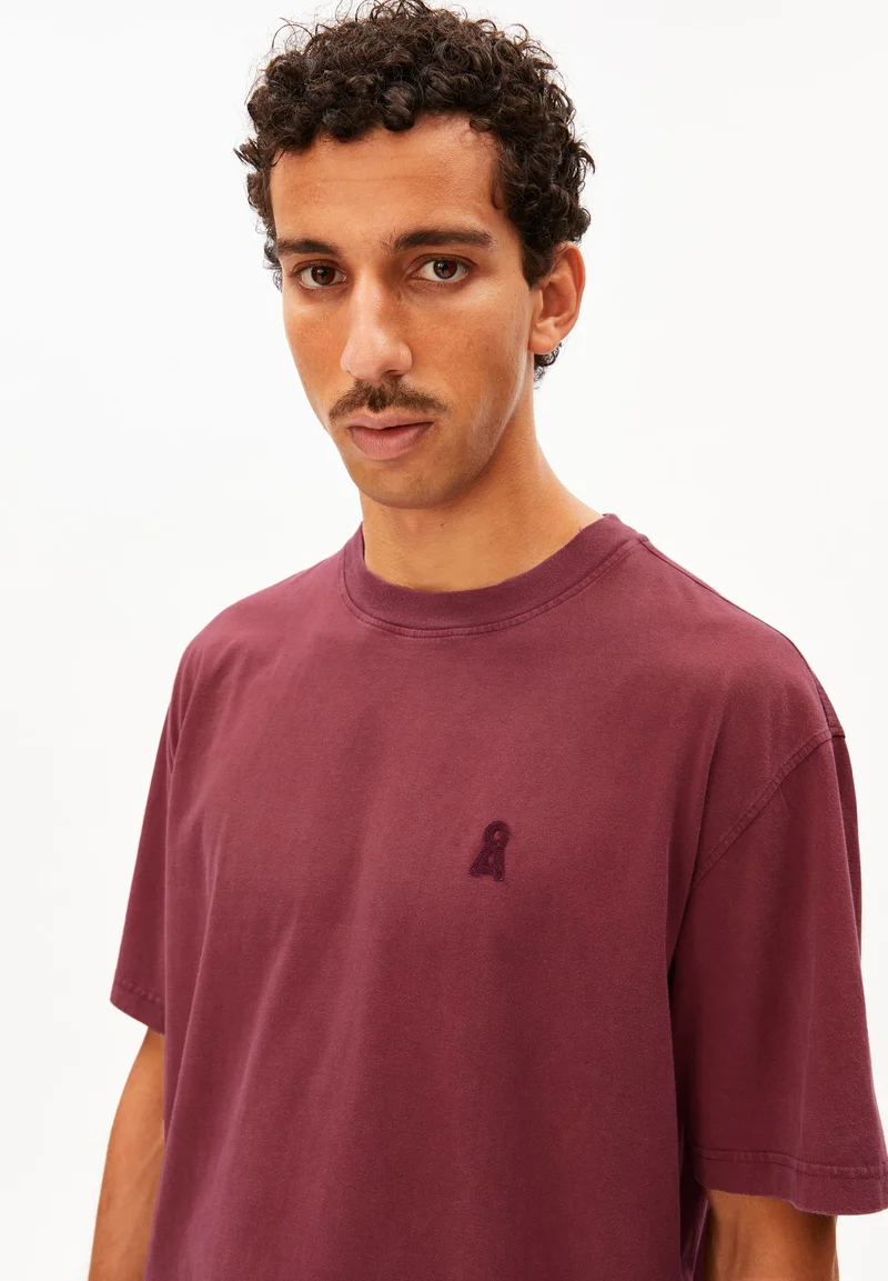 ICONIC Å MAARKOS GMT DYE T-SHIRT | velvet red washed