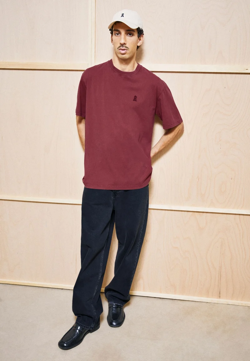ICONIC Å MAARKOS GMT DYE T-SHIRT | velvet red washed