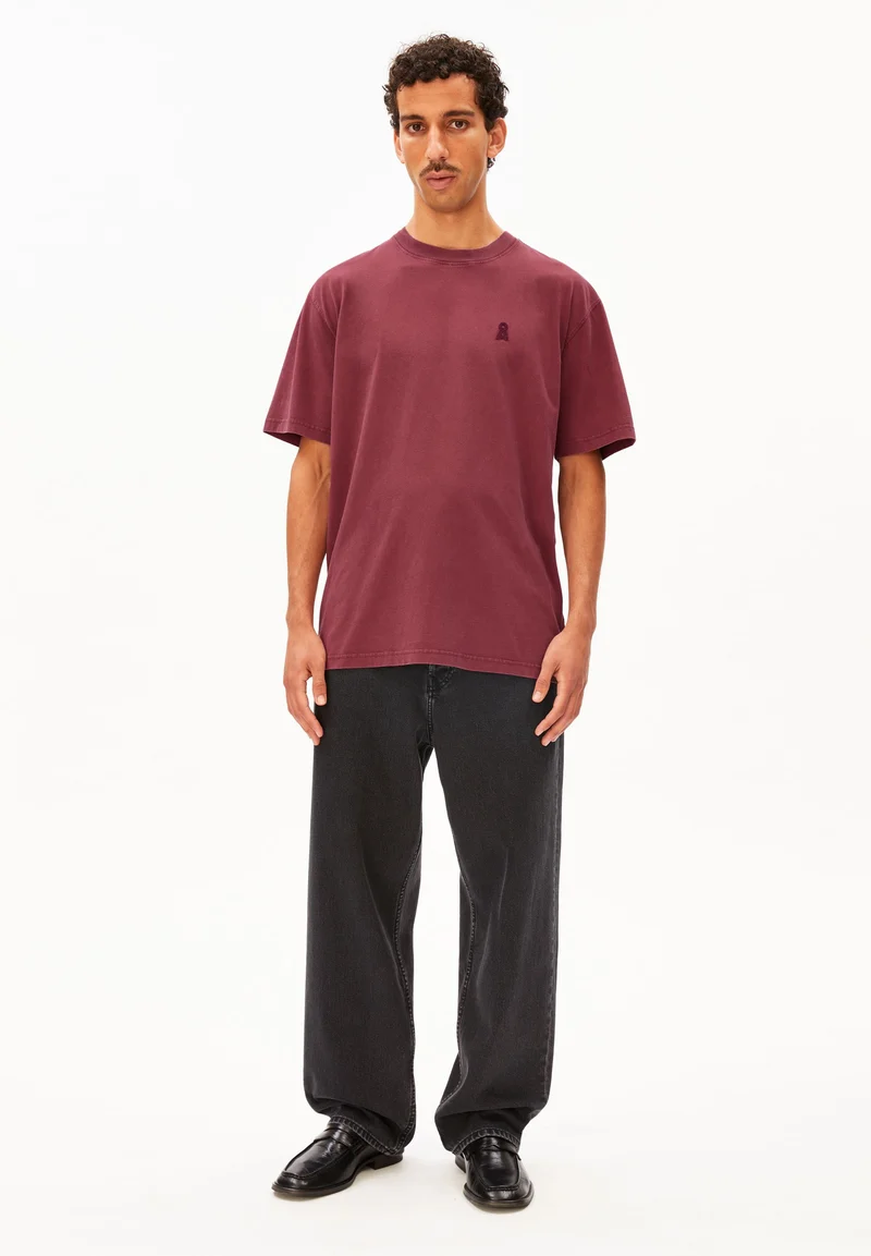 ICONIC Å MAARKOS GMT DYE T-SHIRT | velvet red washed