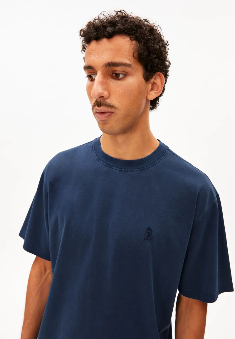 ICONIC Å MAARKOS GMT DYE T-SHIRT | tinted navy washed
