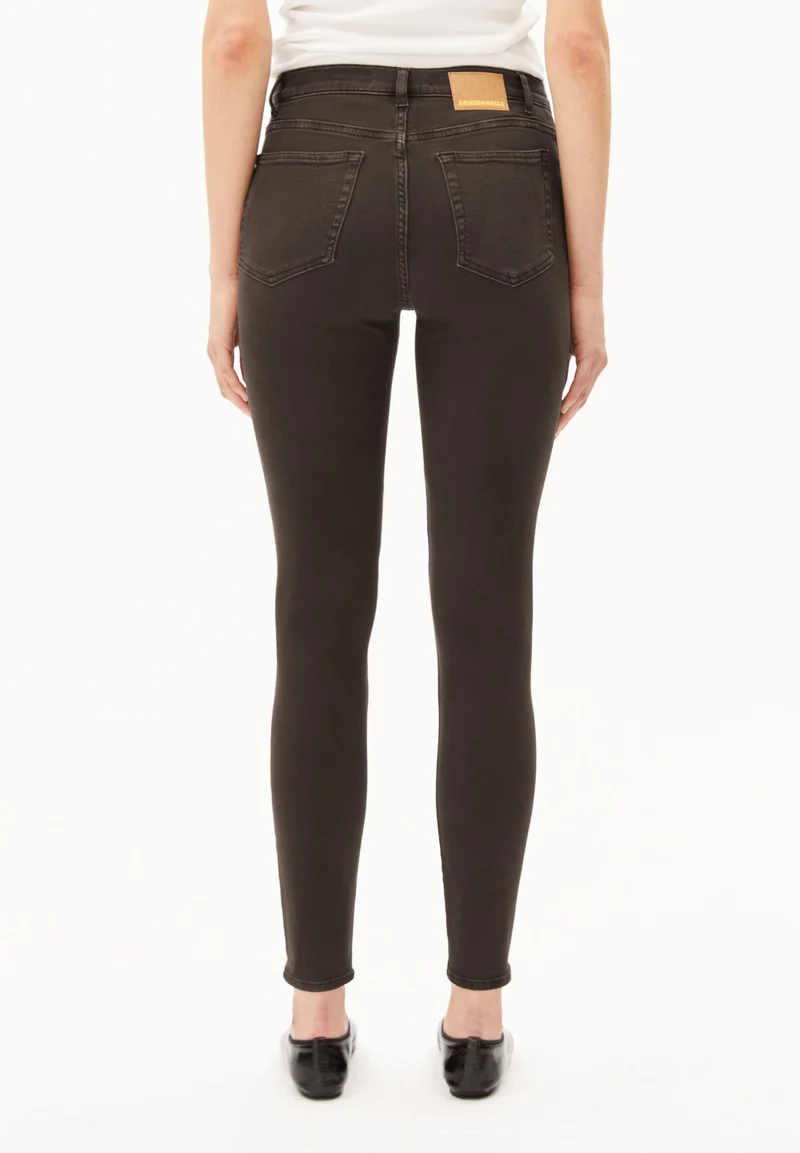 TILLAA MID WAIST SKINNY JEANS | claystone