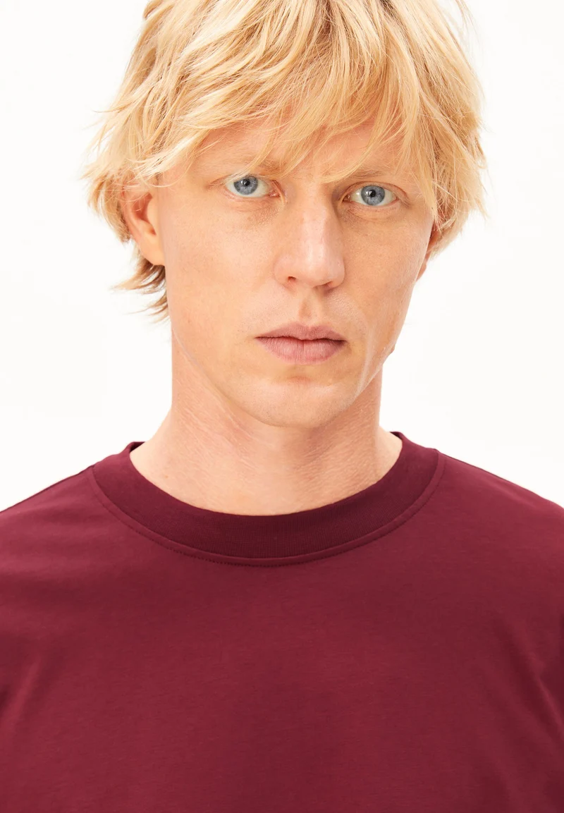 MAARKOS MID WEIGHT T-SHIRT | velvet red