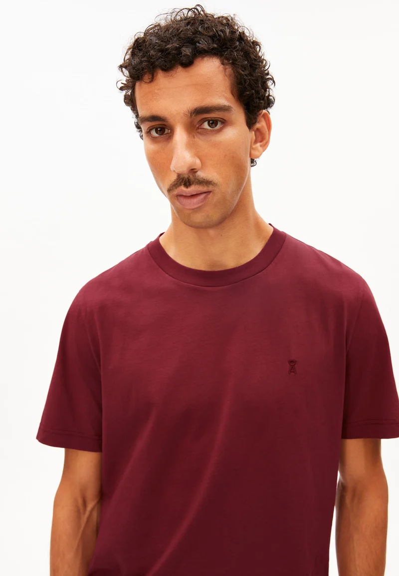 JAAMES T-SHIRT | velvet red