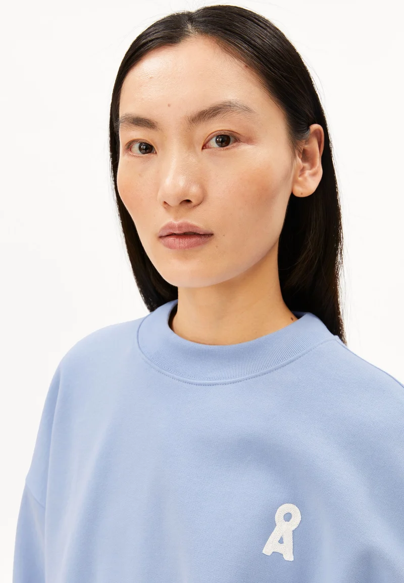 ICONIC Å ALIZAA SWEATSHIRT | soft blue
