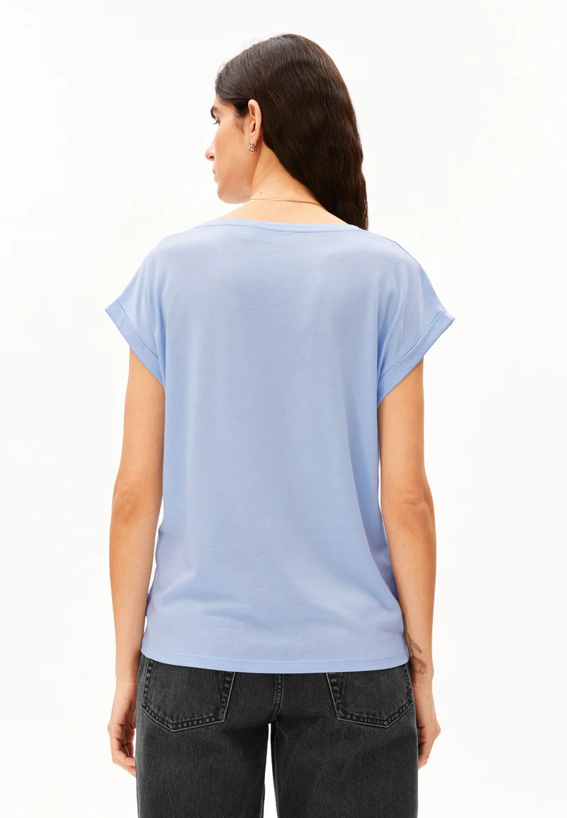 JILAANA T-SHIRT | soft blue
