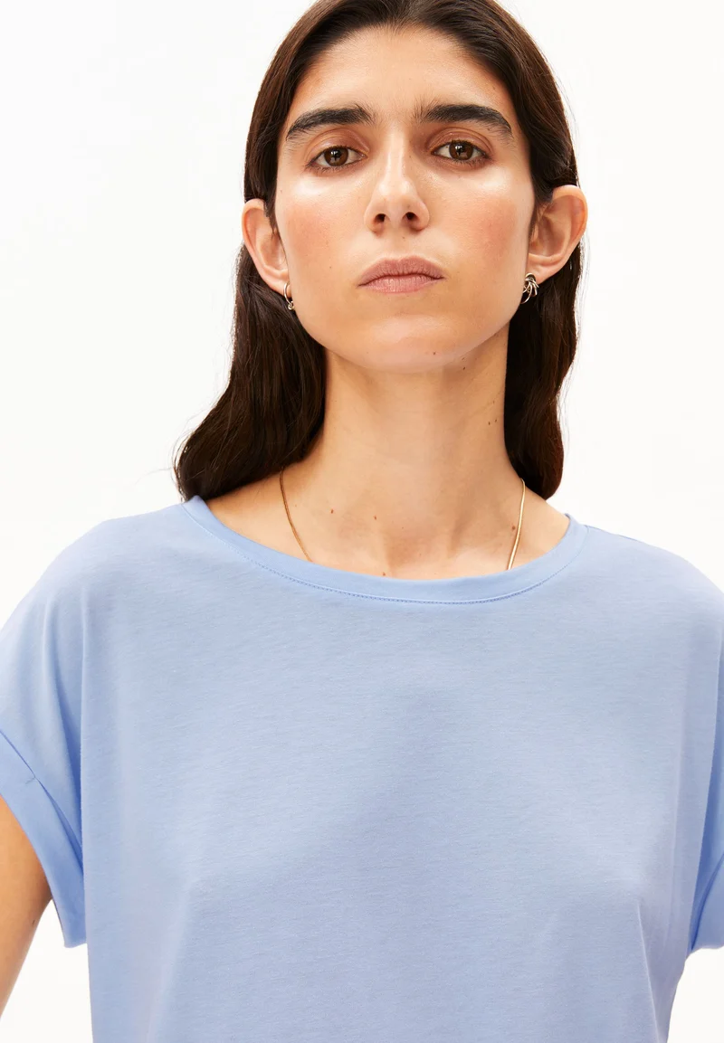JILAANA T-SHIRT | soft blue