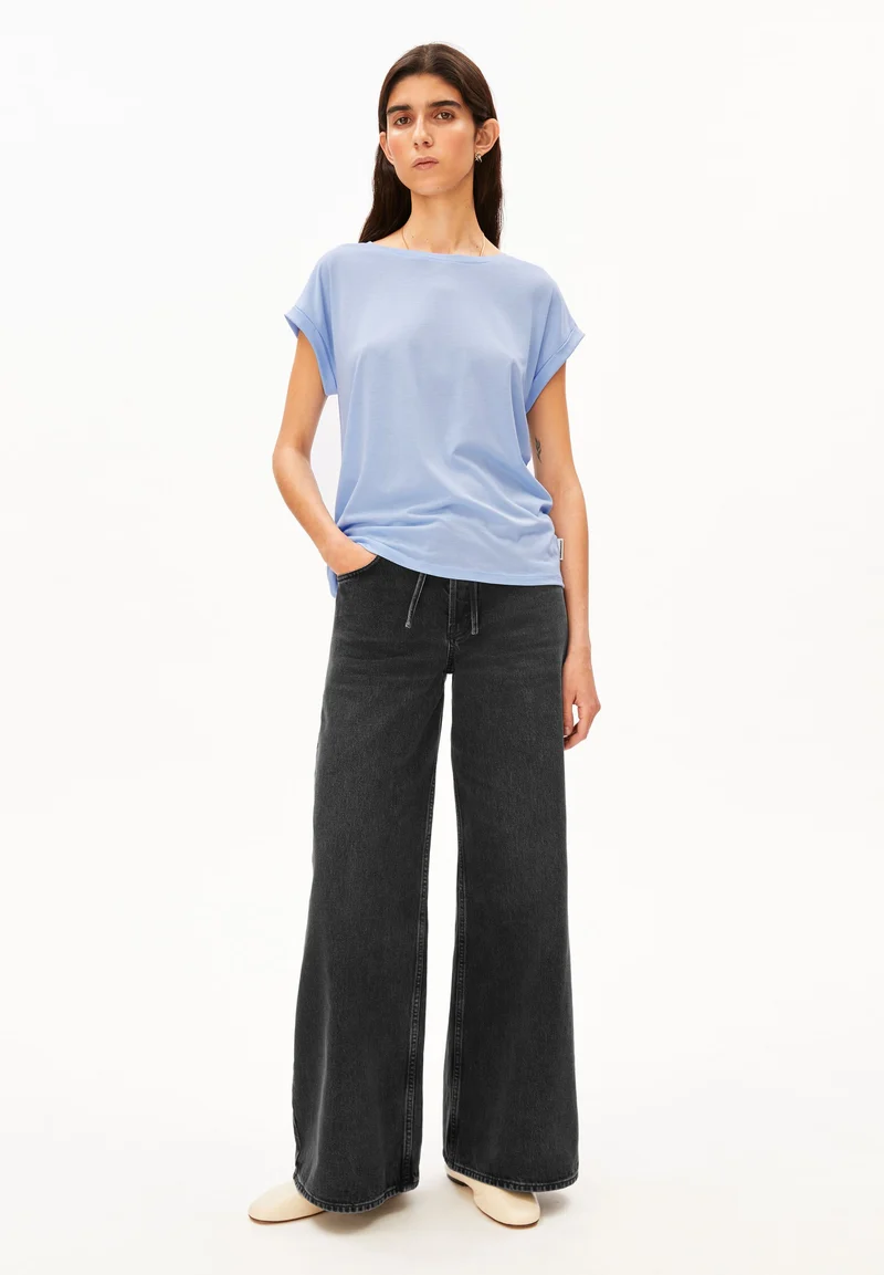 JILAANA T-SHIRT | soft blue