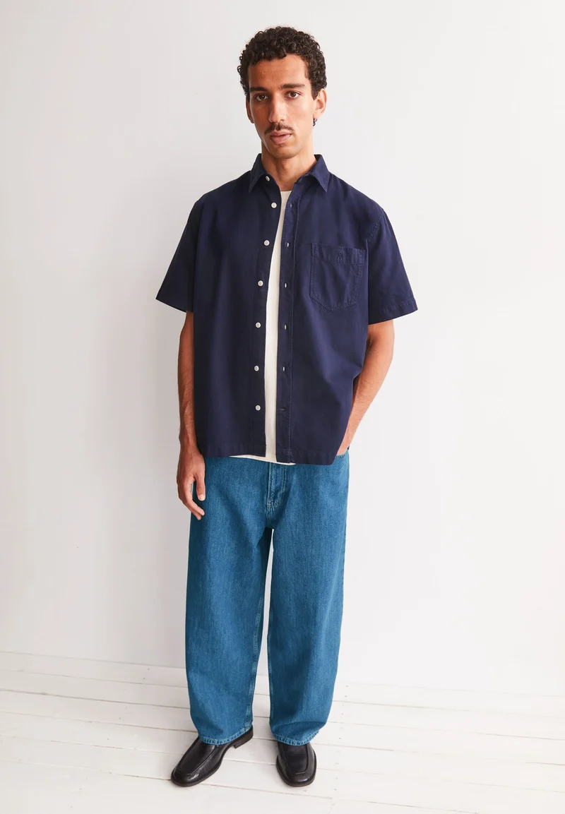 BAUMWOLL-LEINEN KURZARMHEMD | tinted navy