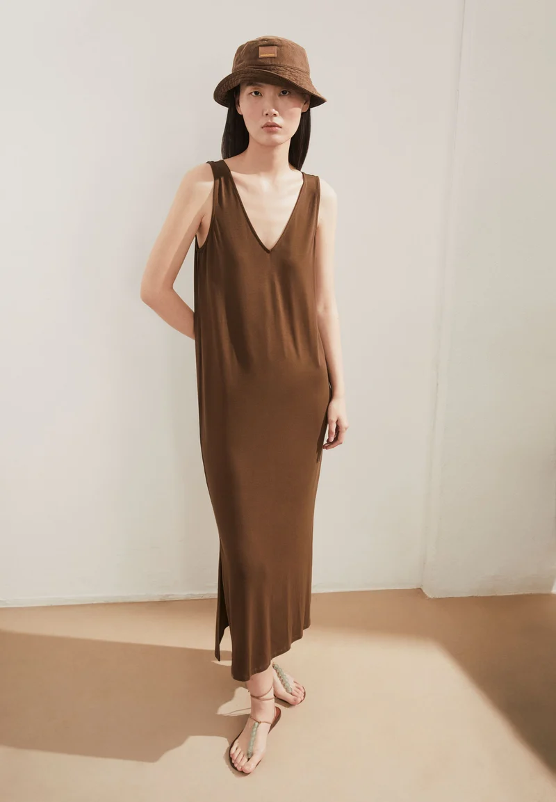 ÄRMELLOSES JERSEY-MIDI-KLEID | dried palm