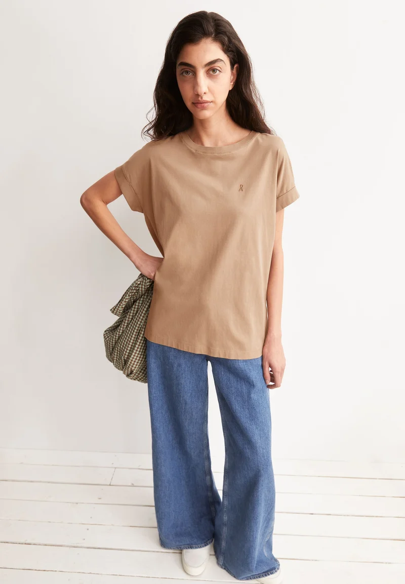 IDAARA T-SHIRT | true camel