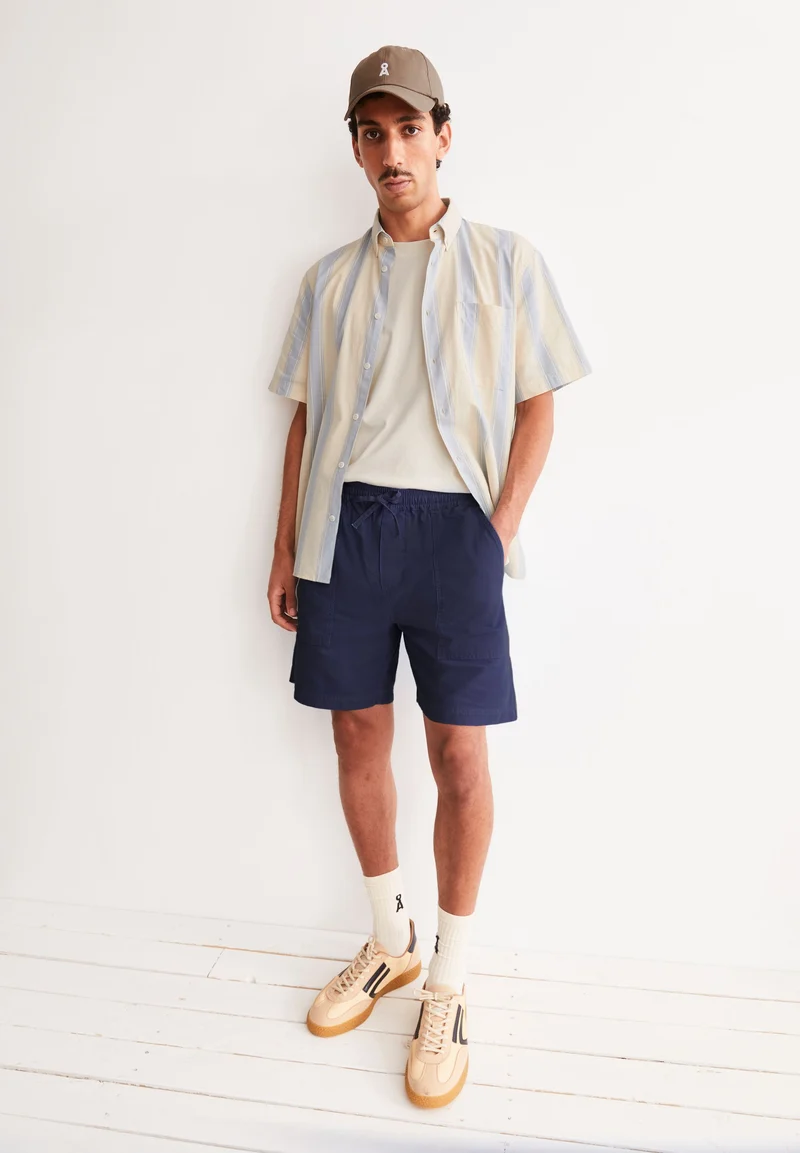 BAUMWOLL-LEINEN SHORTS | tinted navy