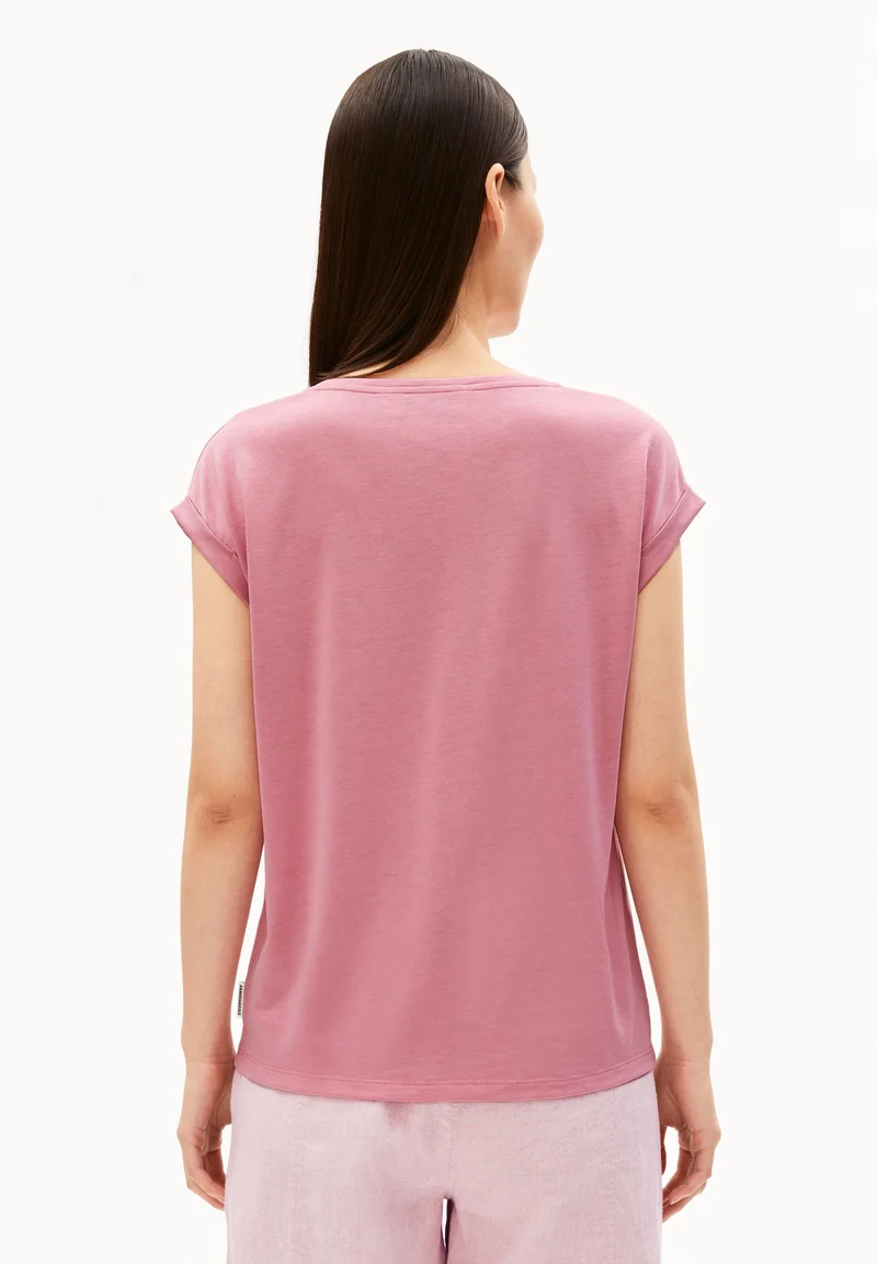 JILAANA T-SHIRT | washed berry