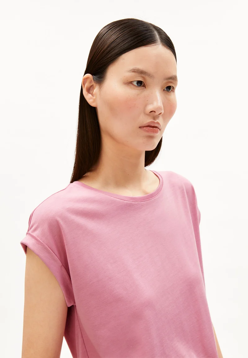 JILAANA T-SHIRT | washed berry