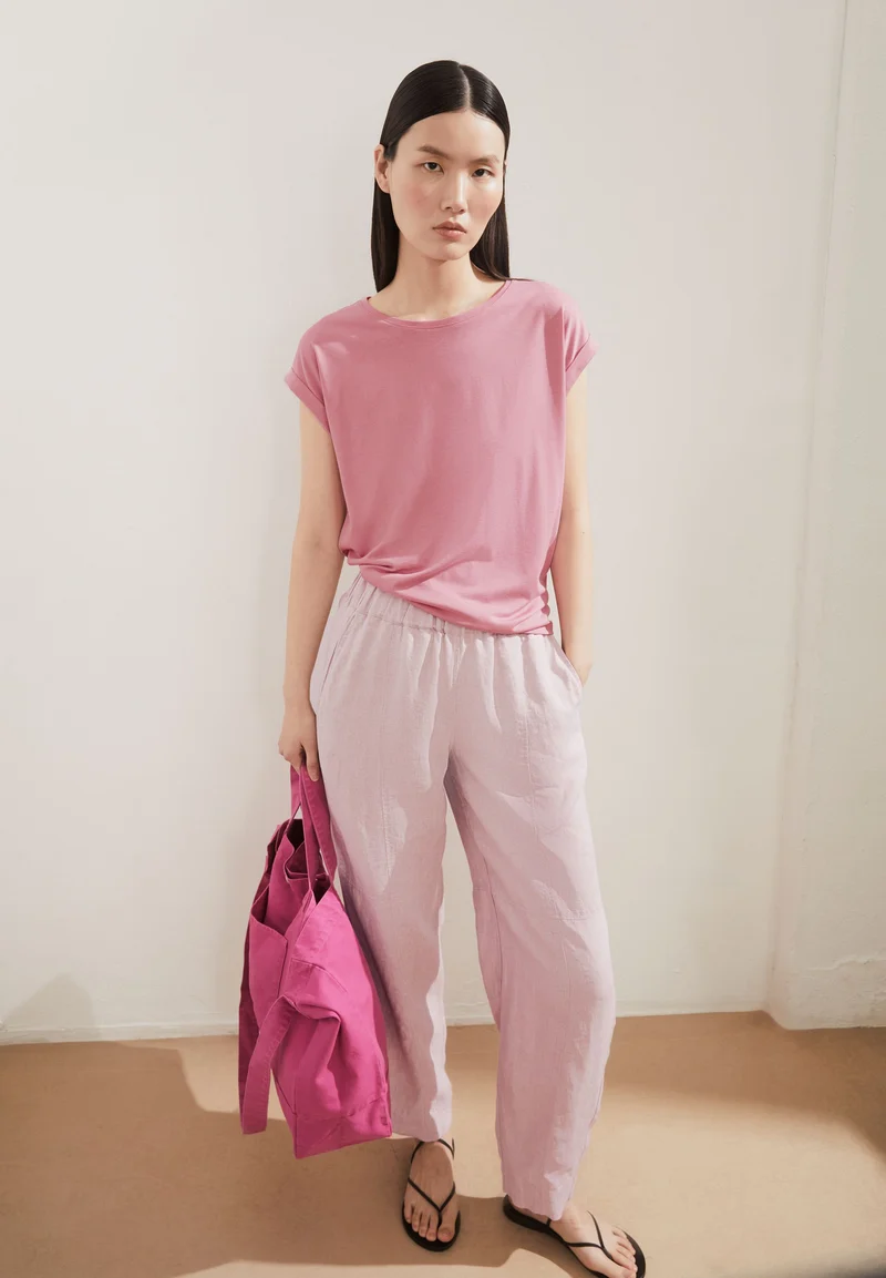 JILAANA T-SHIRT | washed berry