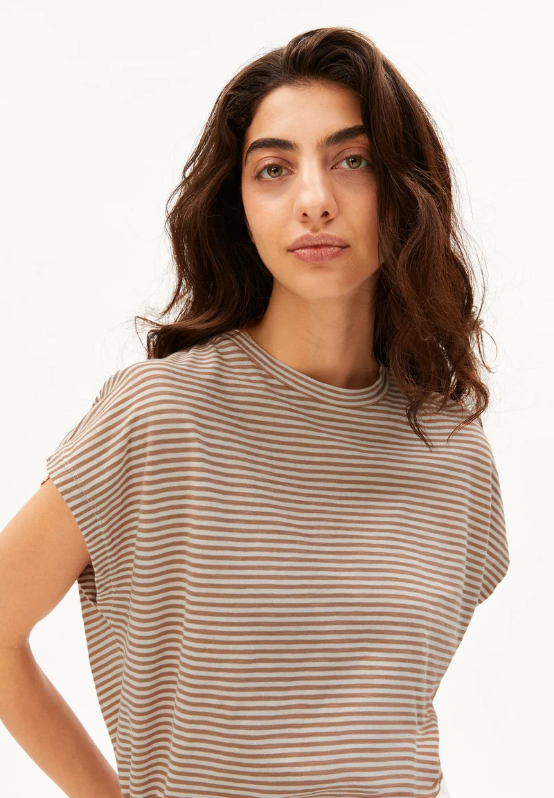 SLUB JERSEY GESTREIFTES T-SHIRT | oatmilk-cinnamon dust