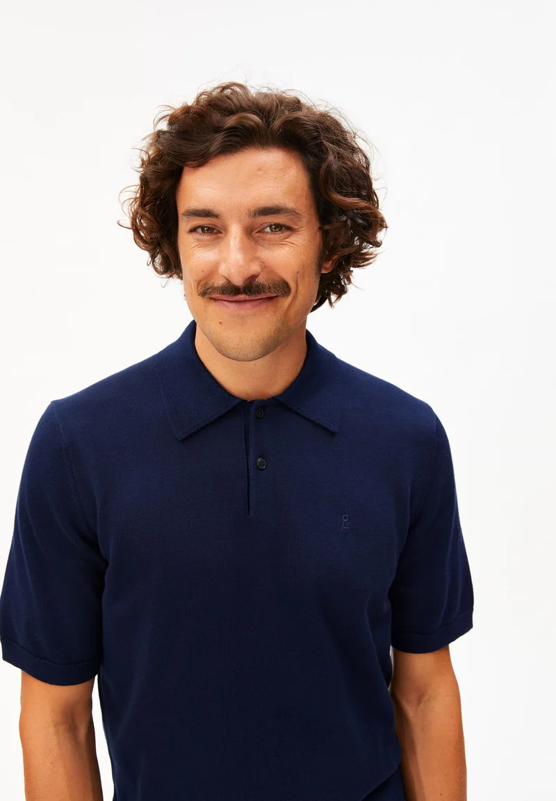 KURZÄRMLIGES STRICKPOLOSHIRT | tinted navy