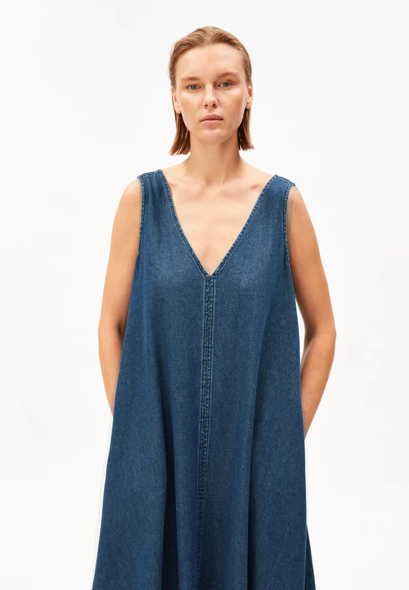 V-AUSSCHNITT JEANS-MIDI-KLEID | eau