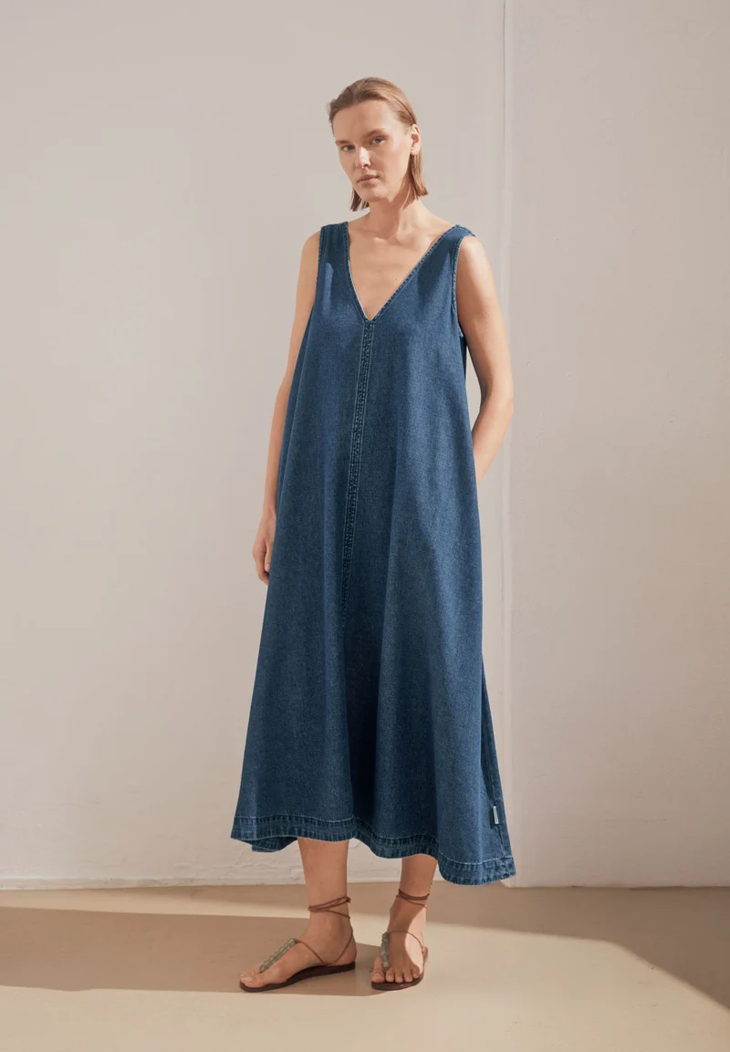 V-AUSSCHNITT JEANS-MIDI-KLEID | eau