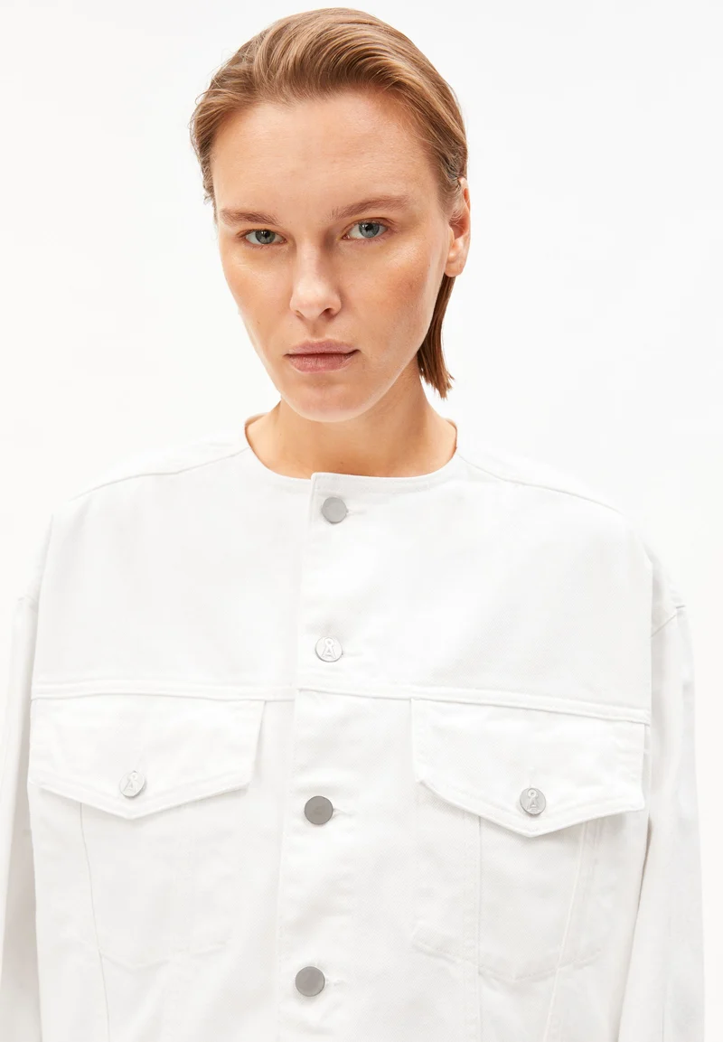 LOCKERE JEANSJACKE | white