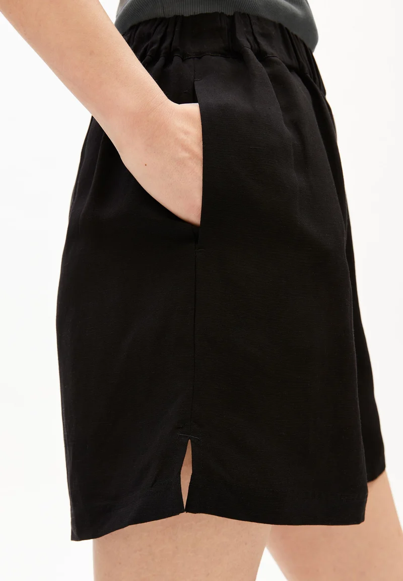 LEINEN-MIX PULL-ON SHORTS | black
