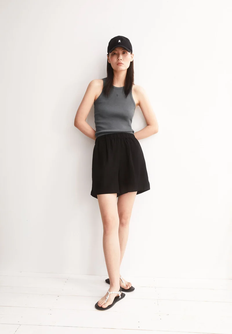 LEINEN-MIX PULL-ON SHORTS | black
