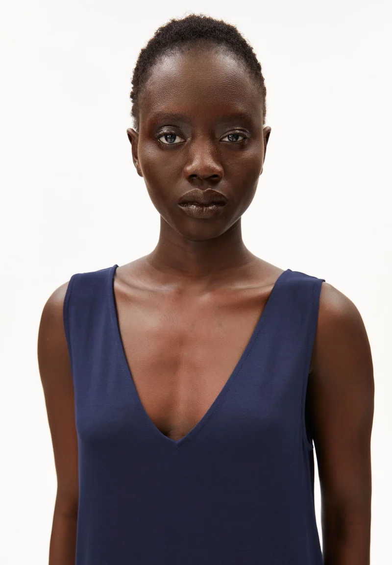 ÄRMELLOSES JERSEY-MIDI-KLEID | tinted navy