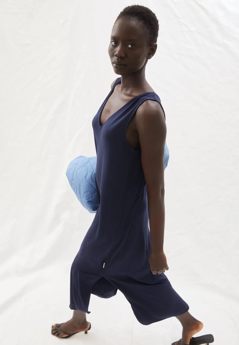 ÄRMELLOSES JERSEY-MIDI-KLEID | tinted navy
