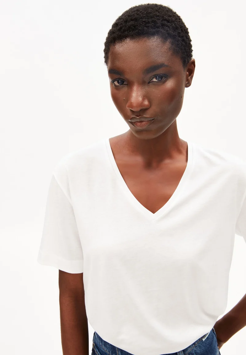 V-NECK T-SHIRT | white