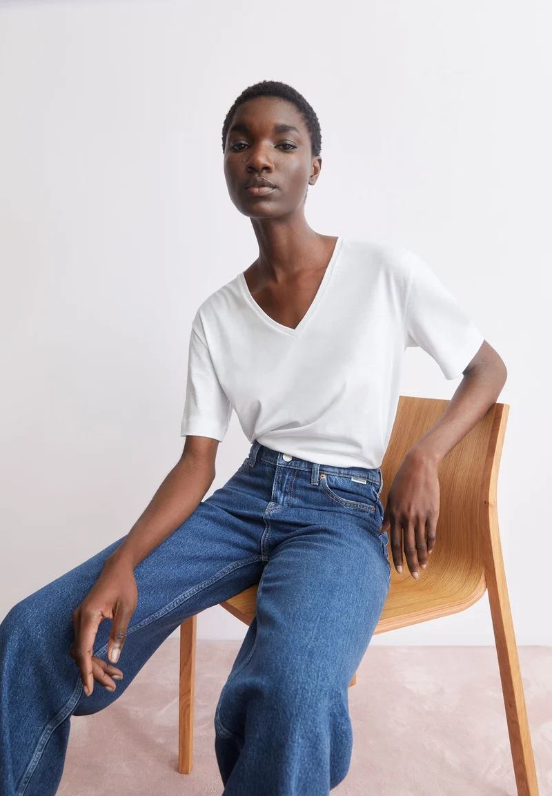 V-NECK T-SHIRT | white