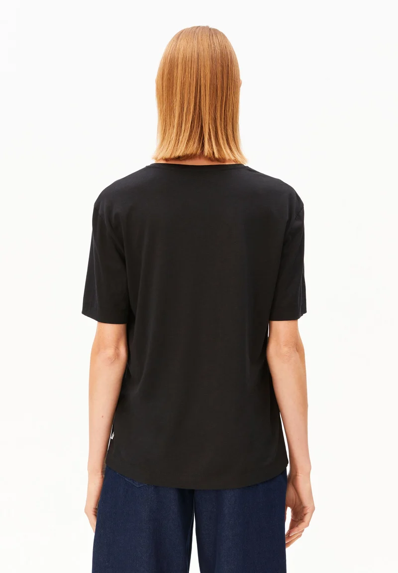 V-NECK T-SHIRT | black