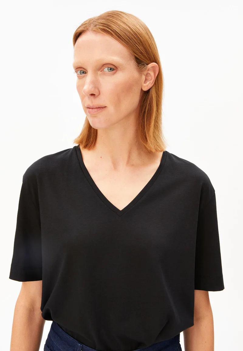 V-NECK T-SHIRT | black