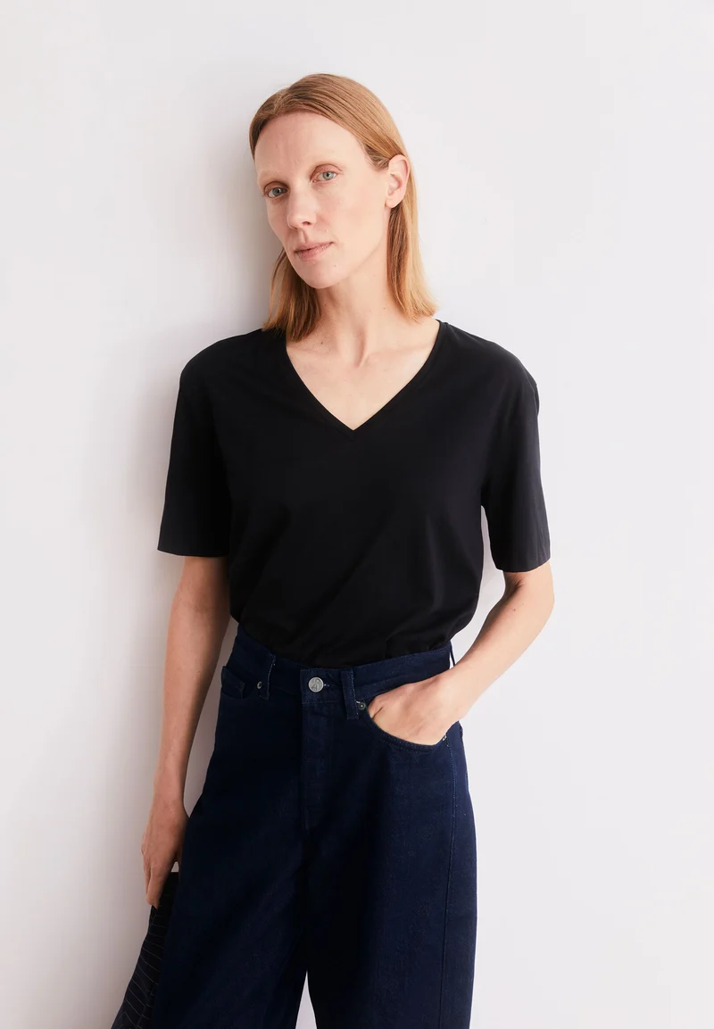 V-NECK T-SHIRT | black