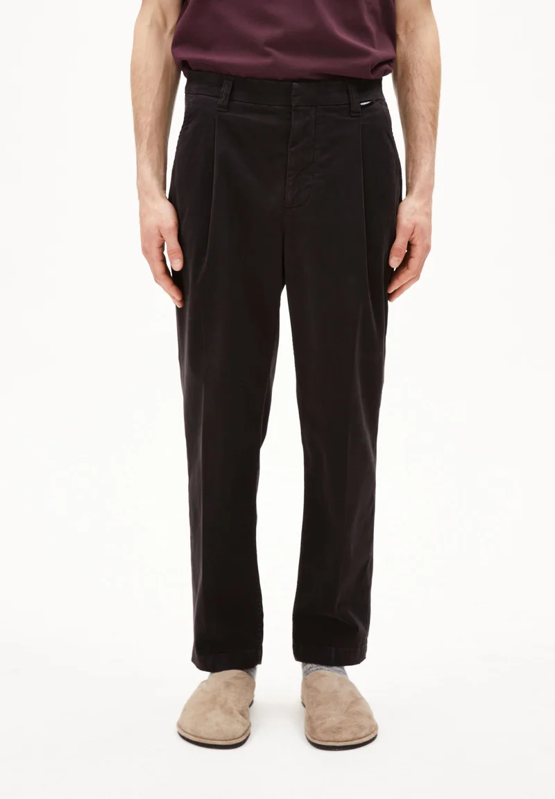 TAAMIR PLISSIERTE CHINOHOSE | black