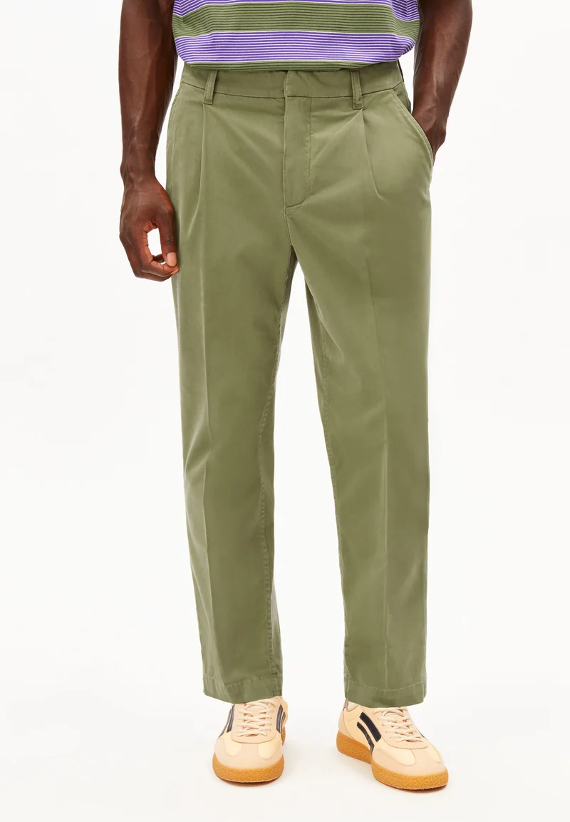TAAMIR PLISSIERTE CHINOHOSE | fatigue green