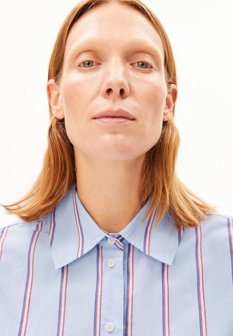GESTREIFTE WEITE POPLIN BLUSE | morning sky-mars red