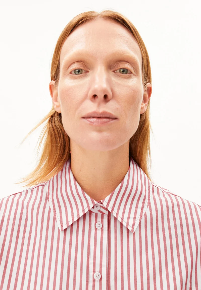 GESTREIFTE WEITE POPLIN BLUSE | oatmilk-mars red