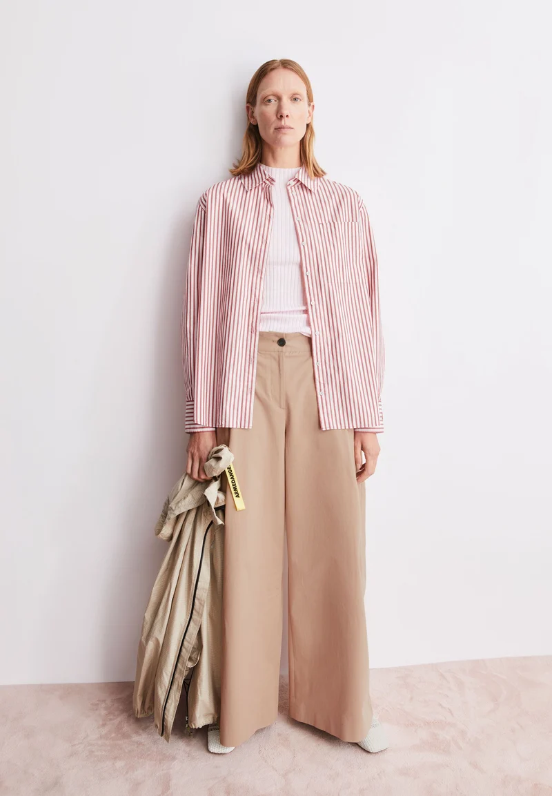 GESTREIFTE WEITE POPLIN BLUSE | oatmilk-mars red