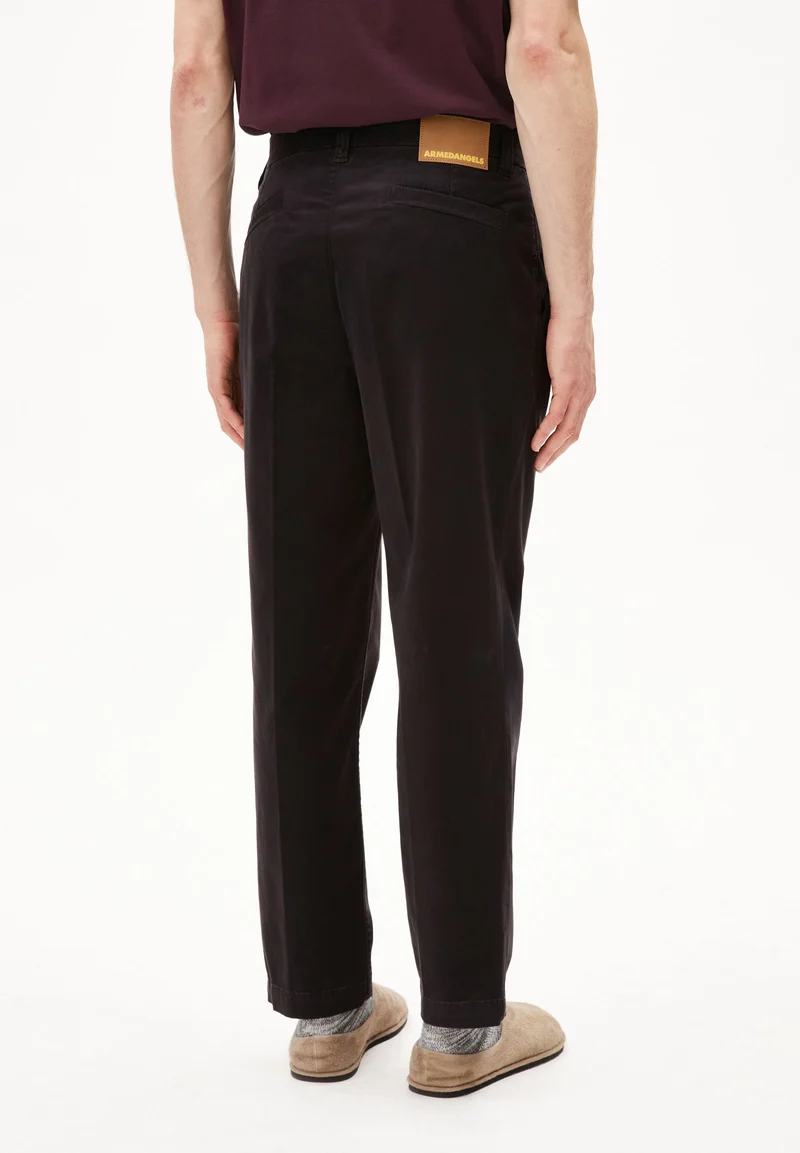 TAAMIR PLISSIERTE CHINOHOSE | black