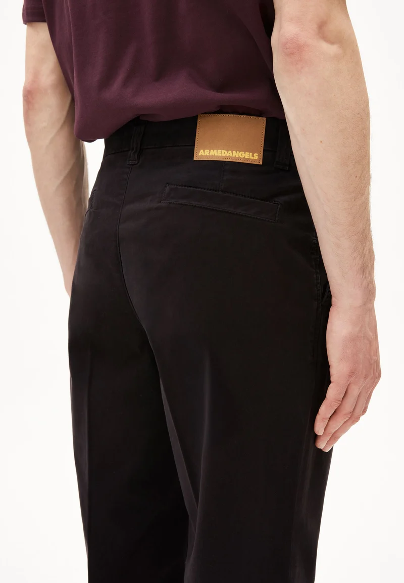 TAAMIR PLISSIERTE CHINOHOSE | black