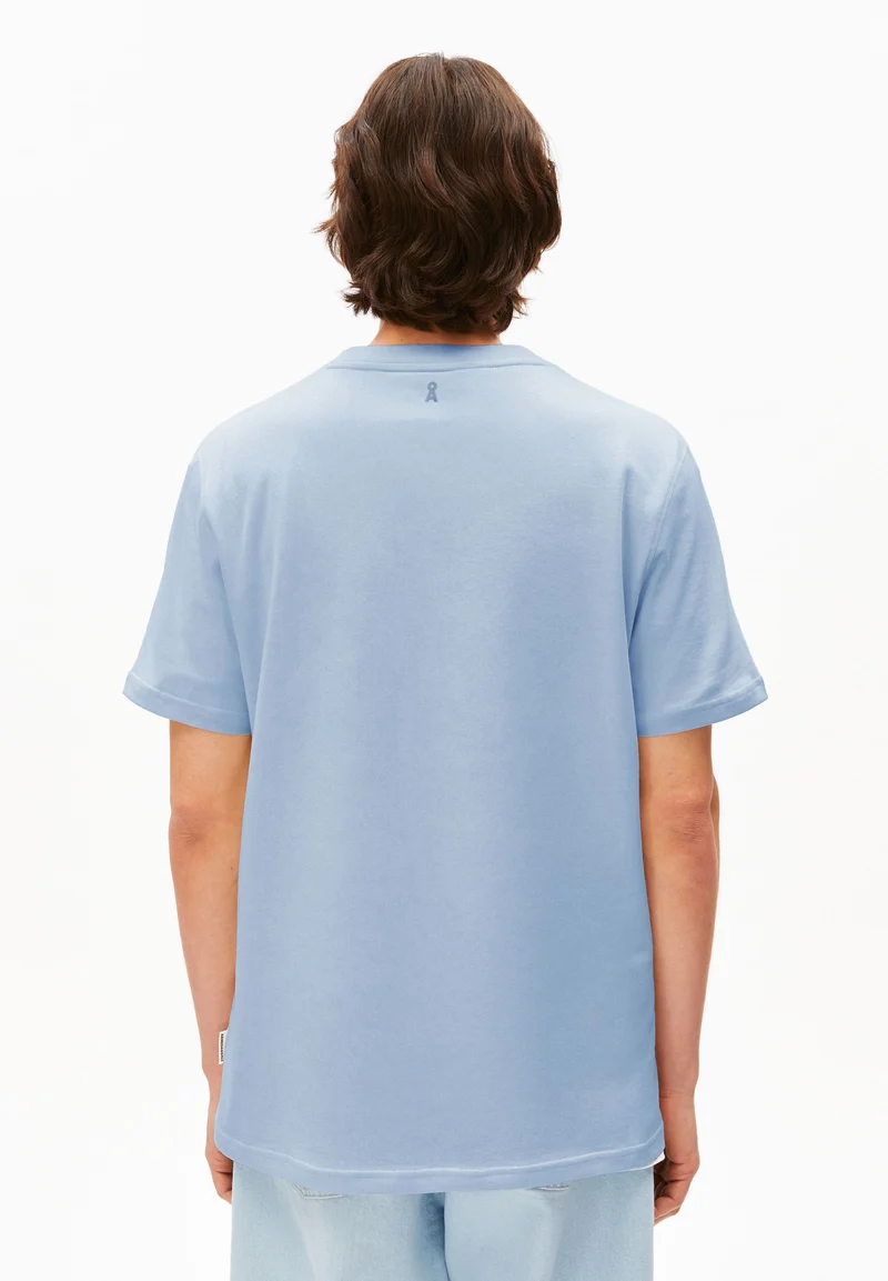 MAARKOS MID WEIGHT T-SHIRT | wedgwood
