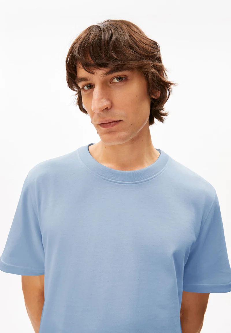 MAARKOS MID WEIGHT T-SHIRT | wedgwood
